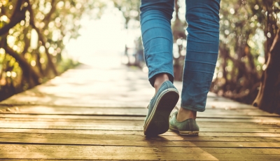 Quem tem esporão pode fazer caminhada? Médicos explicam como amenizar sintomas